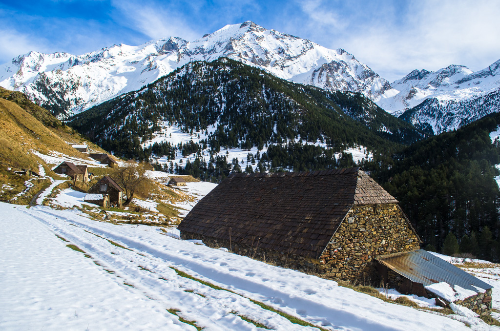 Esperando más nieve a los pies del Posets
Diciembre, valle de Viadós, en Gistaín, Pirineo Oscense. La nieve tarda en llegar a los pies de la segunda cima de los Pirineos. Aún así, las bordas esperan cerradas la llegada del ganado en verano.

