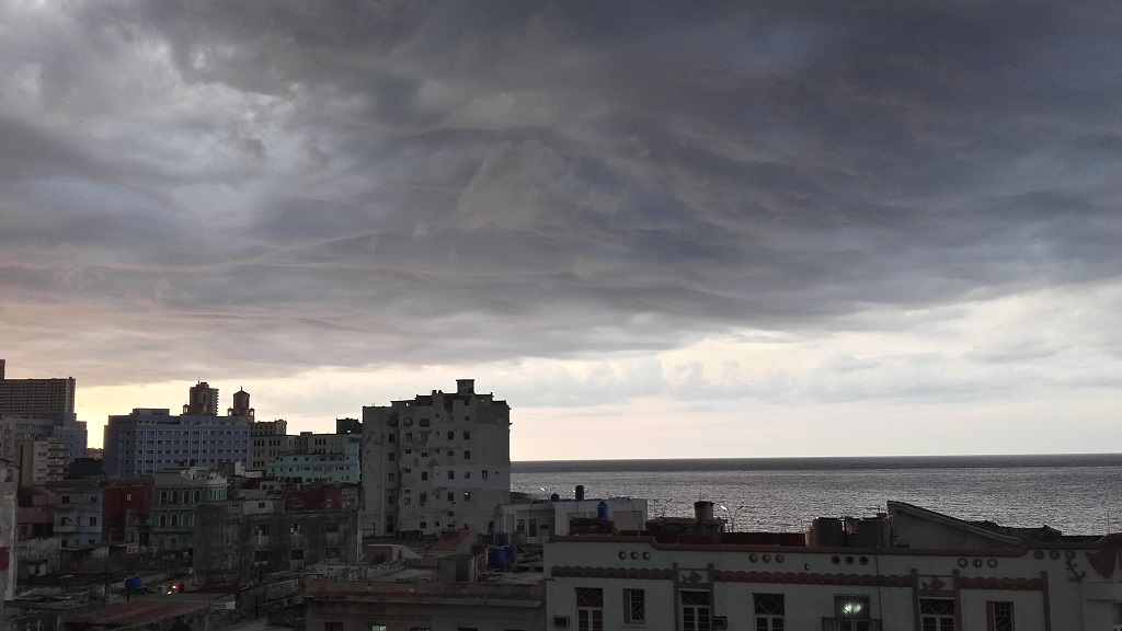 Tormenta en La Habana
Cae la tarde y se acerca una tormenta a La Habana. Nubarrones sobre el Malecón Habanero.
Álbumes del atlas: aaa_no_album