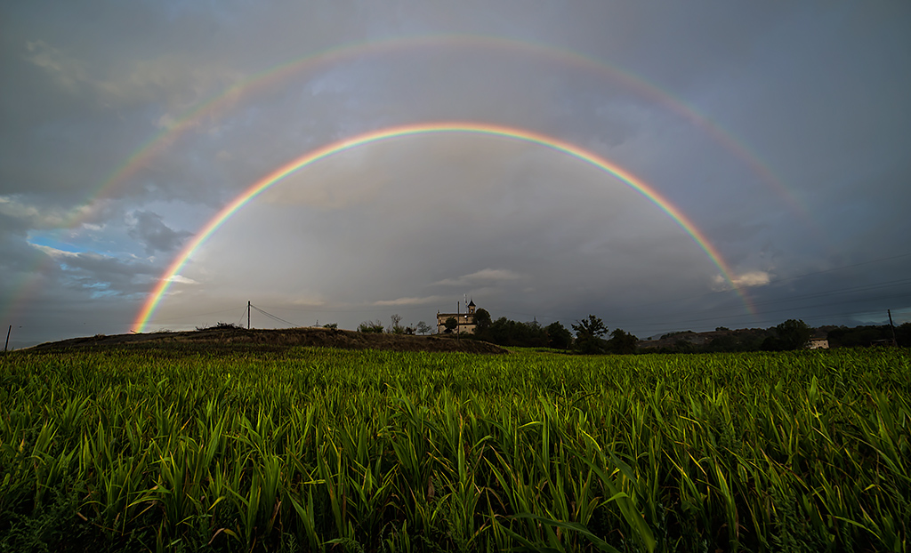 Arcoíris doble
"Doble arco iris"

 ....y después de la tormenta llega la calma. No hay manera  mejor que ver deleitarse la vista con este maravilloso doble  arco iris  perfecto.

Álbumes del atlas: arco_iris_doble