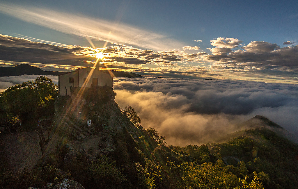 A los pies del cielo
Balcón de la comarca de Osona, esta mañana vemos amanecer con un mar de nubes que la cubre Desde el Santuario de Bellmunt
