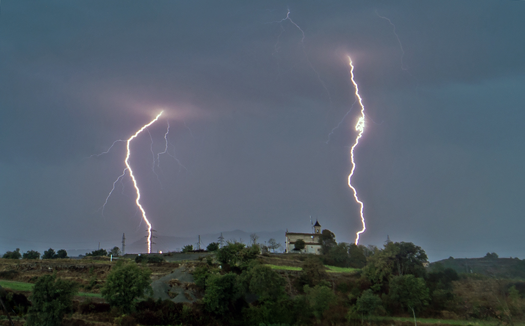 Entre dos rayos
Un amanecer con una fuerte tormenta, cayeron al mismo tiempo dos rayos cerca de la ermita de Sant Jaume, a continuación diluvió.
