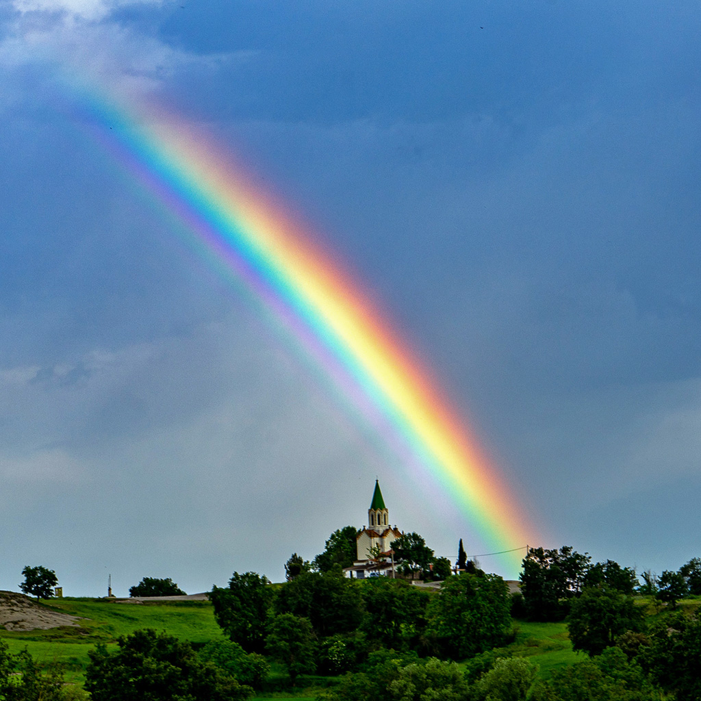 Arcoíris multicolor se produce cuando la luz atraviesa gotas de agua.
Han tardo en llegar las lluvias, pero al final hemos tenido el verano mejor de los tres últimos años, sigue faltado mucha más lluvia

