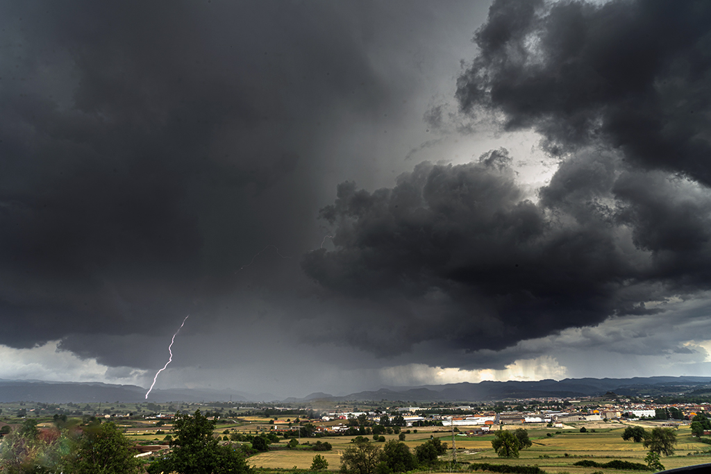 Tarde de tormenta, nube oscura con aparato eléctrico. 
