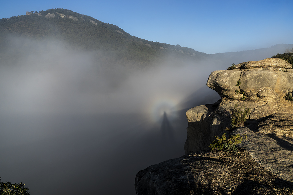 Espectro de Brocken
Vista maravillosa en Tavertet, "El Morro de L'Abella" niebla al amanecer con el efecto espectacular del Espectro de Brocken

