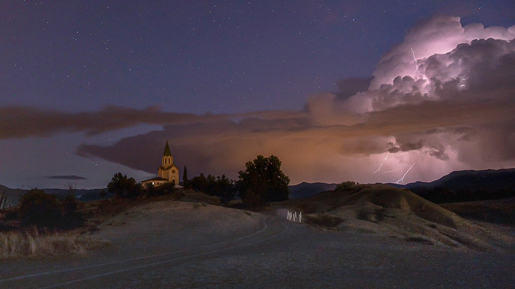 Cumulonimbo nocturno, su presencia parecen invocar la serenidad, la calma y magia, una invitación al reconocimiento la contemplación de los bellos espectáculos de la naturaleza 




