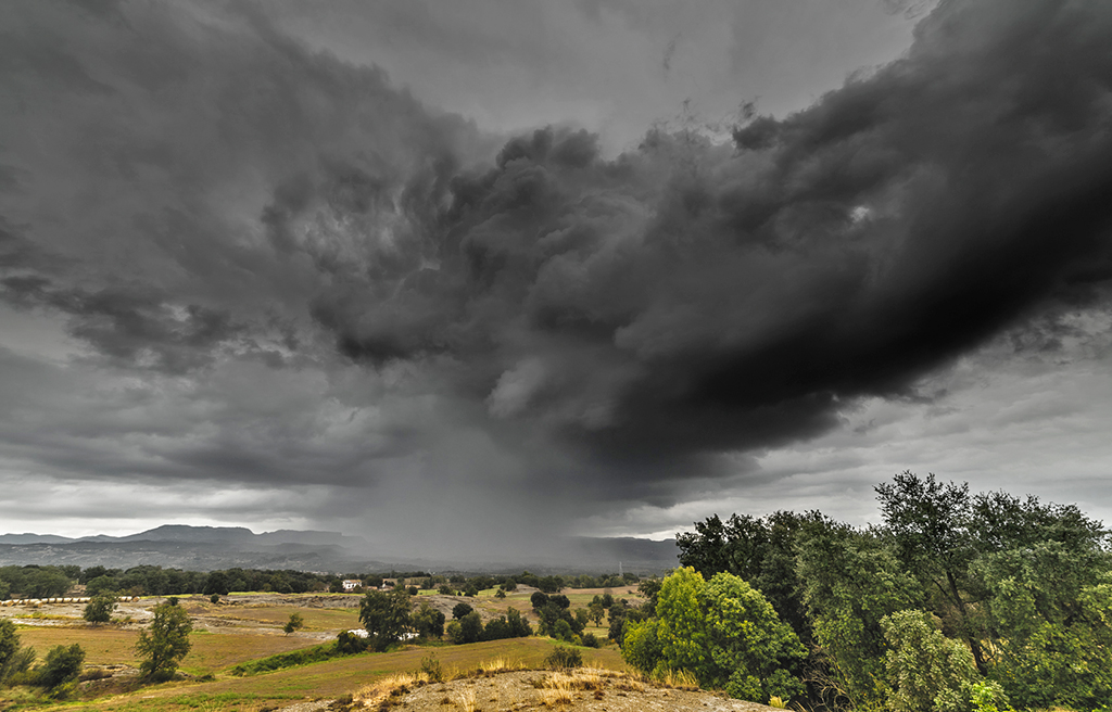 Una cortina de precipitación descendiendo sobre el Collsacabra, bonita tormenta de tarde.
