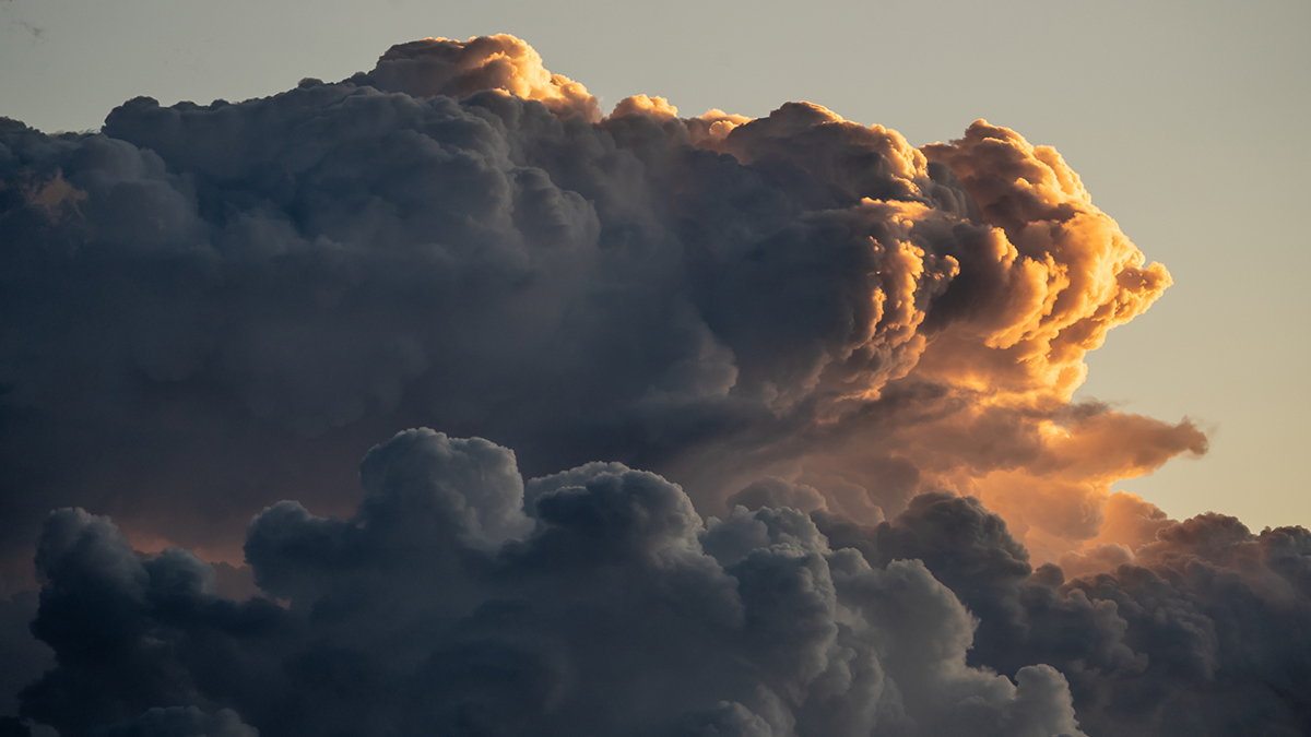 Luces y sombras acentúa la estructura turbulenta de la nube. Constante transformación y energía que se acumula en su interior, transmite la sensación de fuerza y dinamismo, capturando un instante efímero en la evolución veloz transformándose en un gran cumulonimbo con una iluminación espectacular. 
