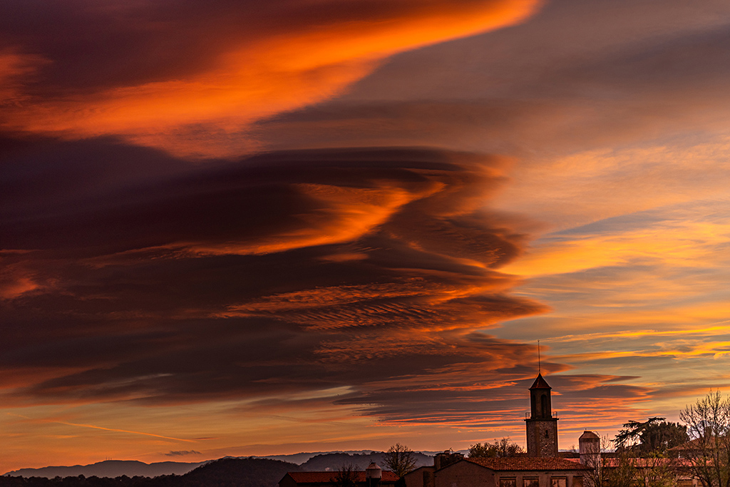 La fugacidad del tiempo y la belleza efímera de esos momentos en los que el cielo se convierte en un lienzo vivo, pintado por la luz y el viento, suavizadas por los últimos rayos del día

