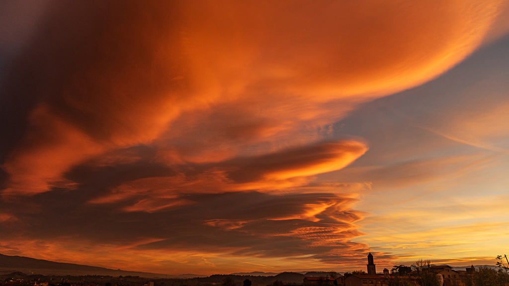 Al atardecer un espectáculo de colores ardientes que transforman el cielo en un lienzo de fantasía.
