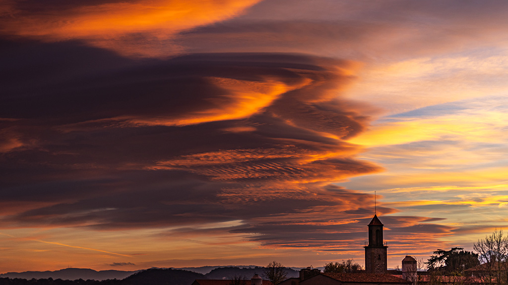 Lenticulares con candilazo, bonito espectaculo al atardecer en El Poquí de la parroquia de Sant Esteve de Vila-setrú,  altocúmulos lenticulares rojo encendido.
