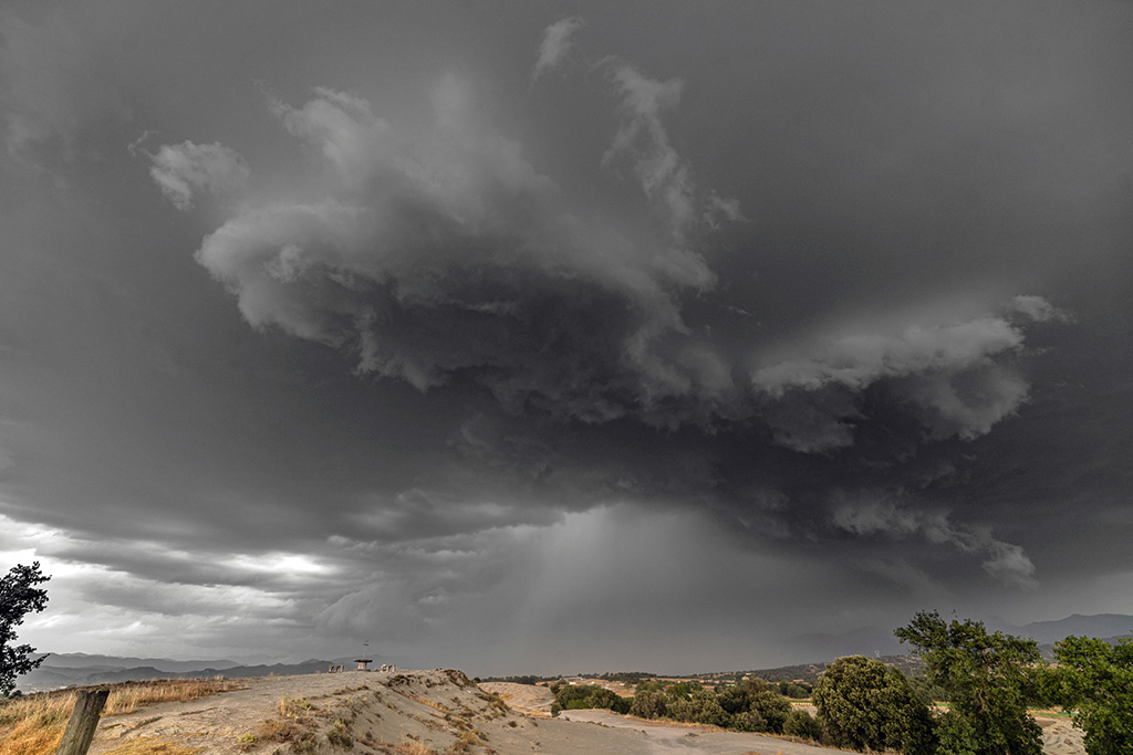 Inmensa y severa tormenta muy violenta con granizo del tamaño de un huevo en Sant Pere de Torelló, Dejó el pueblo arrasado, siniestro total.
 Visto desde unos cuatro Km. de distancia.  Sin aparato eléctrico

