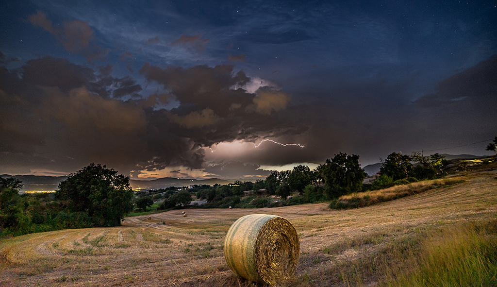 A finales de verano són frecuentes las tormentas al anochecer,  Poca lluvia y muy espectacular
