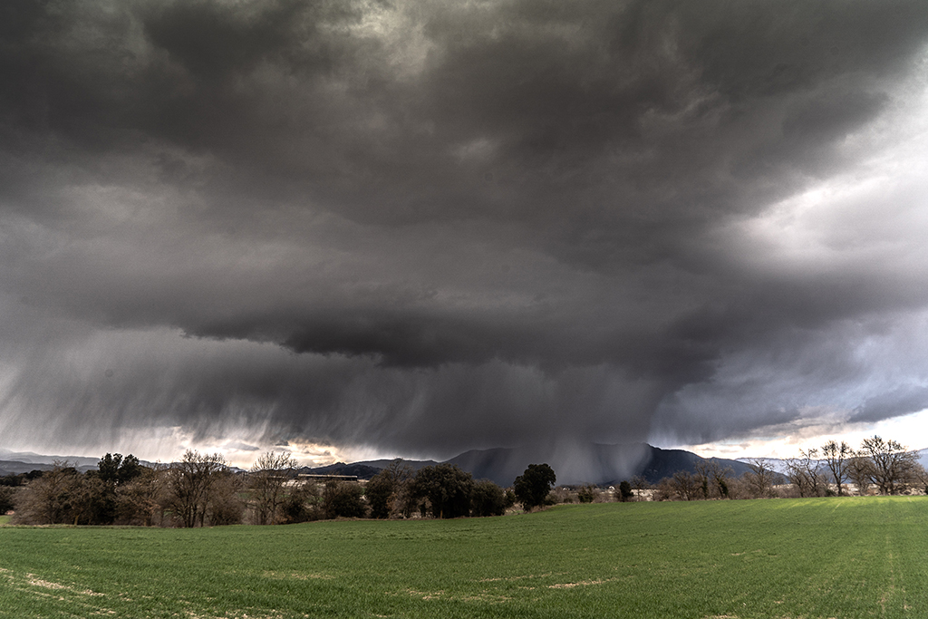 Cuando el cielo se oscurece y los nubarrones cargados de energía se agrupan en lo alto. Un rugido distante anuncia la llegada de algo más que lluvia: una tormenta de granizo sobre Bellmunt.
