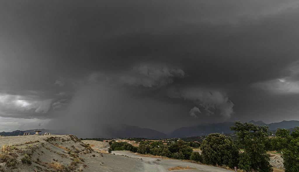 Tormenta descarga granizo el seco en Sant Pere de Torelló
