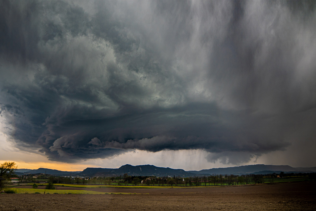 Por momentos, parece que el mundo se detiene bajo un cielo tormentoso, avanza hacia otros horizontes, sin que llegue la ansiada lluvia que tanta falta hace
