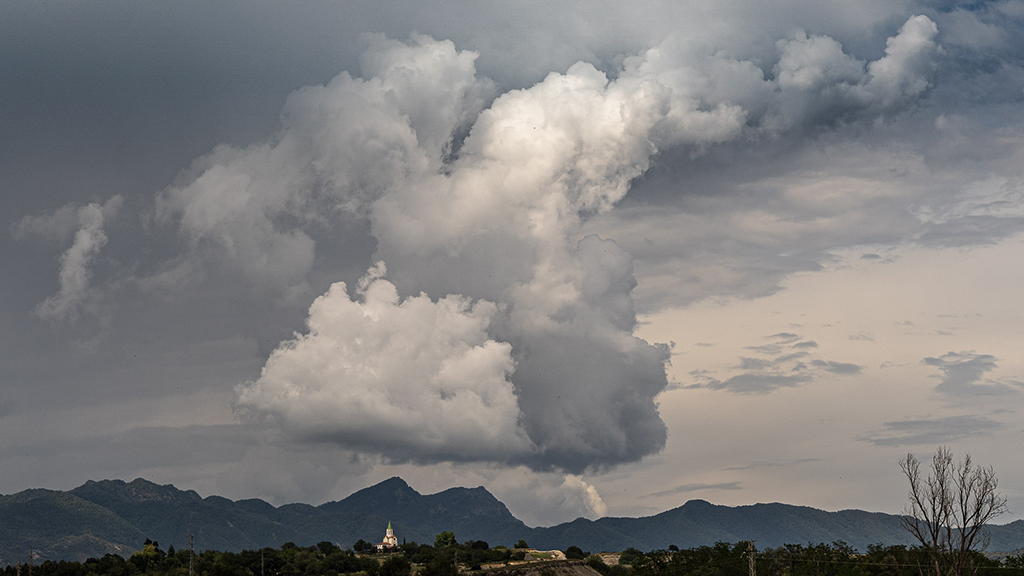 Estas nubes son simples flotantes de algodón, difusas y dispersas, deslizándose lentamente por las corrientes de aire. En otros momentos, se agrupan en cúmulos que se alzan hacia el horizonte, transformándose en formas fantásticas, como castillos suspendidos o islas flotantes. Su presencia es tan majestuosa como efímera.
