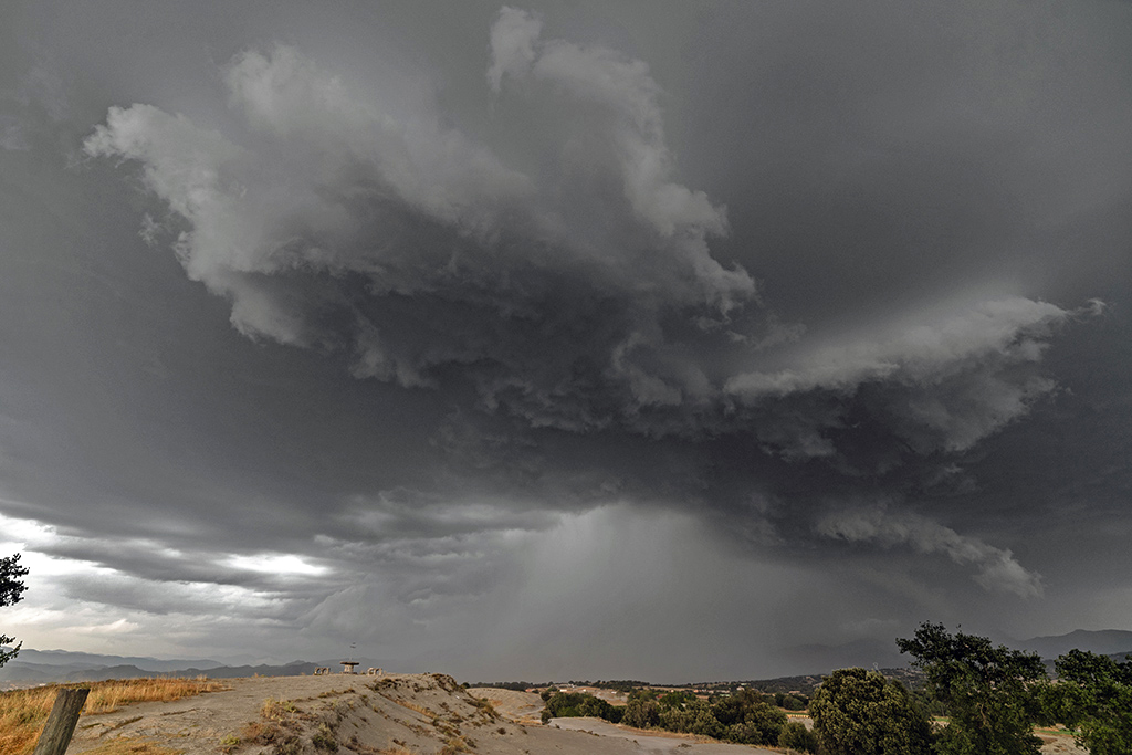 Descangando tormenta sobre Sant Pere de Torelló
