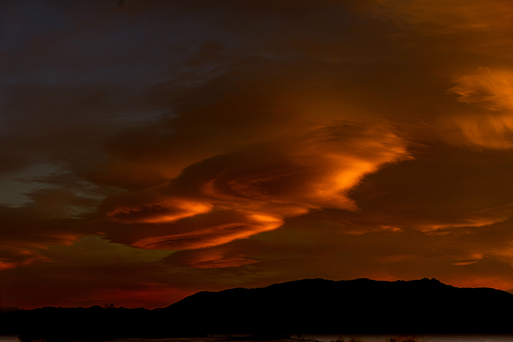 Altocumulos gigantescos
El embrujo, la magia en un amanecer coloreado con grandes nubes lenticulares de color rojo encendido.
