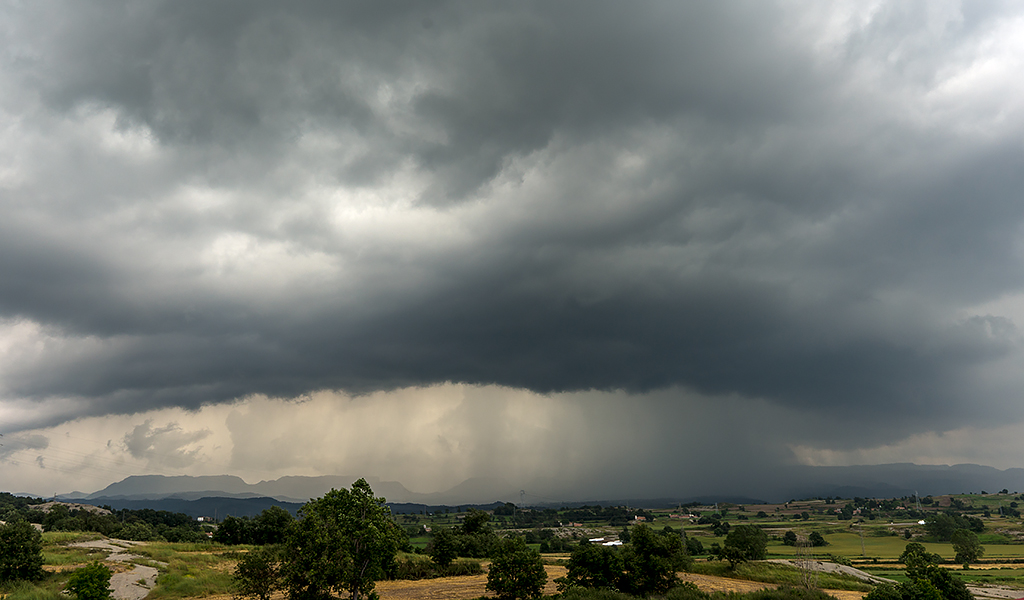 Arcus
Tormenta fuerte en las montañas del "Cabrerès", con un cumulonimbus arcus descargando una cortina de lluvia.
