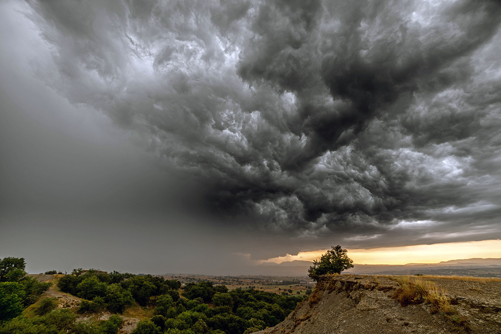 Otra tarde de buenas tormentas, no muy generosas, pero siempre con una lluvia beneficiosa muy bienvenida. Insuficiente para los Pantanos que siguen bajo mínimos
