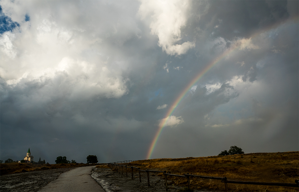 Ermita, camino y arco iris
Después de una tormenta apareció este lindo arco iris mientras caminaba hacia la ermita de Lurdes iluminada por el sol.

Álbumes del atlas: ZFV17 arco_iris_primario