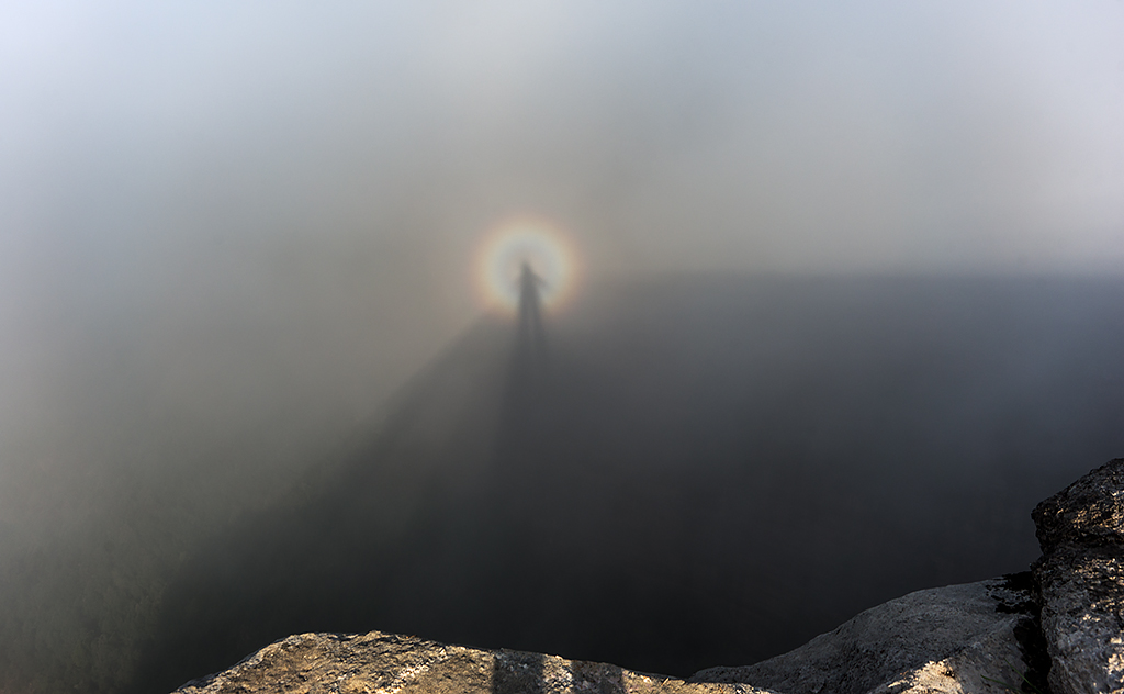 Espectro en el abismo
Una mañana de sábado caminando por los abismos de Tavertet, apareció este Espectro de Brocken al disiparse la niebla 
Álbumes del atlas: ZFP18 gloria