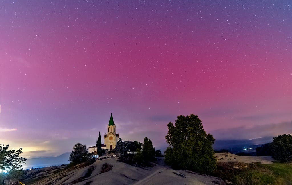 aurora boreal , un fenomeno no habitual en nuestras latitudes al anochecer cubre el cielo de tonos rosados y enbellece aun más nuestro santurio
