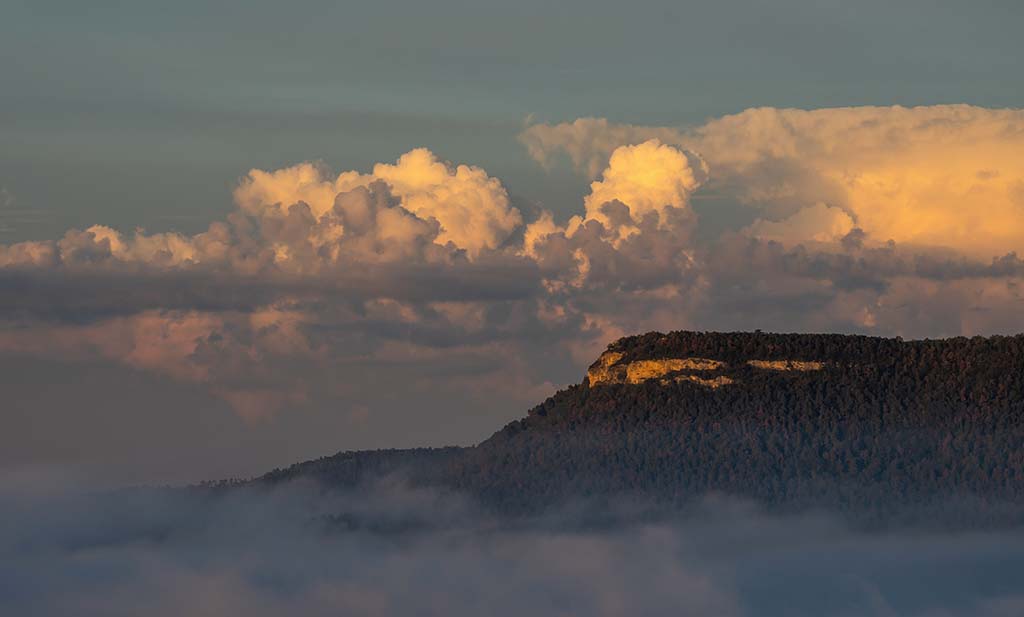 Mar de nieblas con cumulonimbos
Al amanecer el sol ilumina una columna de cúmulos que evolucionan con rapidez; las nieblas en el valle adquieren hermosas tonalidades, un bellísimo espectáculo
