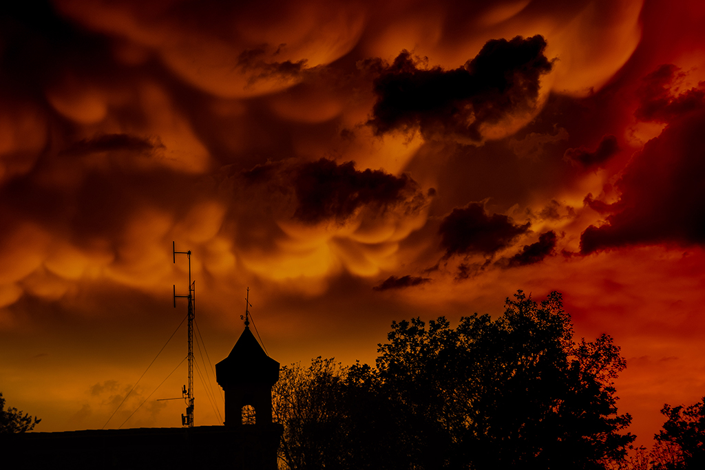 Poesia en el cielo
El cielo se viste de infierno, rojo encendido sobre la ermita de Sant Jaume, como nos puede sorprender en cada instante la meteorología. 
