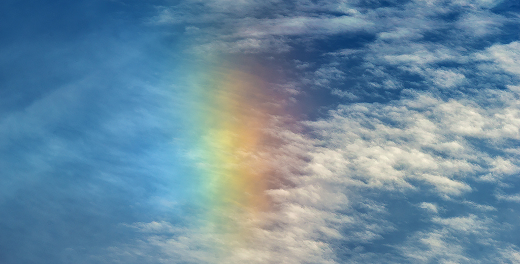 Iridiscencia 
Durante unos momentos se pudo ver en el cielo un pequeño arco iris de colores en la izquierda del sol, precioso espectaculo.
