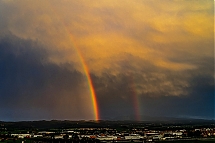 4-Doble_arcoiris_bajo_un_cielo_dorado.jpg