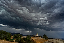 El_santuario_ante_la_furia_del_cielo.jpg