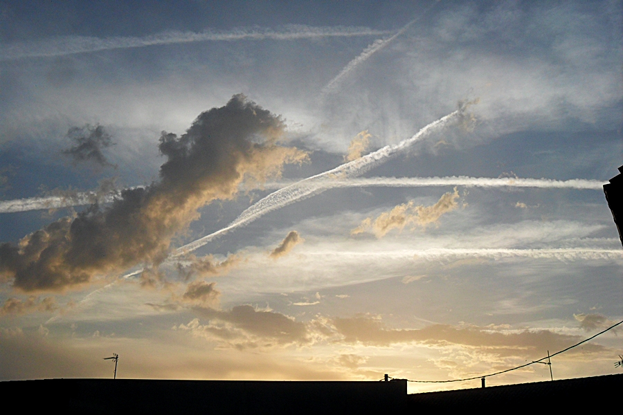 atardecer ajetreado
Es una foto de un atardecer en el que se observaban varios colores y las marcas de los aviones con nubes a lo lejos
