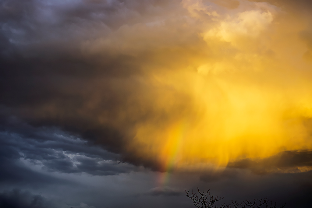 "Glory"
Una breve parte de cielo encandelado, entre la tormenta, e incluso con un pequeño arcoiris.
