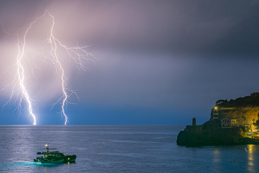 De las pocas tormentas nocturnas que hemos tenido en las islas este verano. El paso de un frente dejaba a final de la noche y primeras horas de la madrugada algunas tormentas que se desplazaron de oeste a este atravesando el norte de Mallorca. Los modelos recogieron bastante bien la situación aunque las tormentas finalmente pasaron algo más al sur de lo previsto lo que a priori vino bien para captar los rayos tan cercanos que se ven en la imagen.
