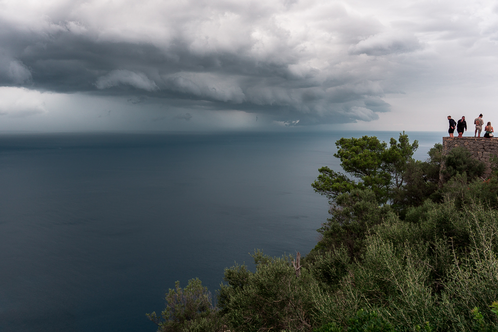 De los pocos días tormentosos que hemos tenido este otoño en las islas y que finalmente quedó en nada. Tras una madrugada de convección frente a la costa levantina, durante la mañana un bow echo fue cogiendo forma en el mar balear y fue desplazándose hacia el este. En algunos momentos parece que incluso se llegaron a ver en el radar las muescas del RIJ (ver: https://twitter.com/CarlosDezaDeza/status/1702663189211578541).

Al llegar a la costa de la sierra de Tramuntana se vino abajo la estructura y aunque motivó una actualización a aviso naranja por tormentas en dicha zona finalmente no hubo apenas precipitaciones y tan solo una rachas de unos 70 km/h en el puerto de Sóller. 
