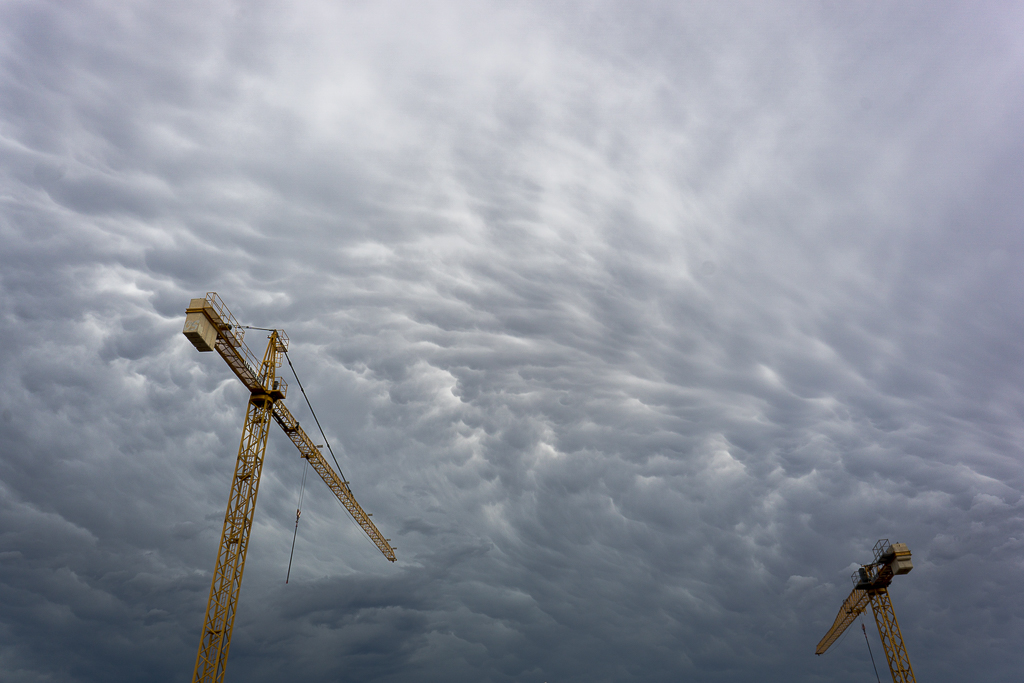 Mammatus post tormenta. El 14 y 15 de agosto hubo convección organizada y profunda en las Islas Baleares. El primer día el paso de una línea de turbonada dejó viento fuerte y muy fuerte especialmente en zonas expuestas al oeste y suroeste. Tras el paso de la tormenta y cuando ésta ya se encontraba saliendo por el nordeste de Mallorca dejaba este cielo llamativo formado por mammatus y muy típico de tormentas organizadas. 
