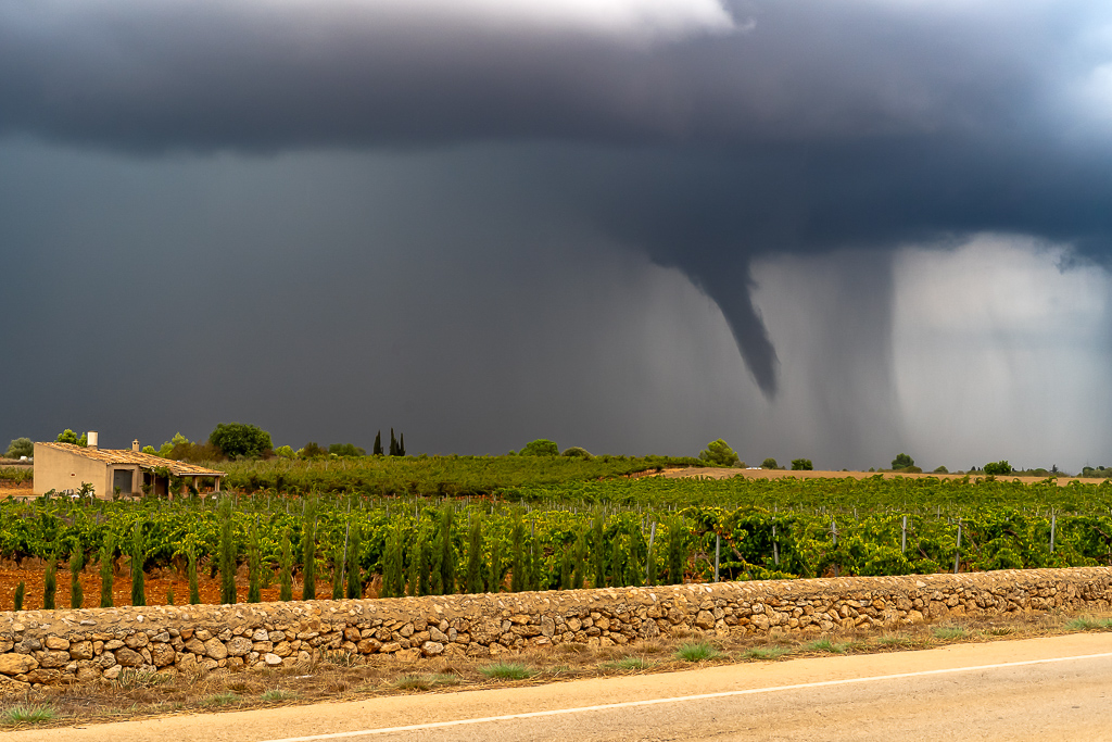 Fuerte convección en el interior de Mallorca favorecido por el calentamiento diurno que dio lugar a la formación de varias tubas. La que se observa en la foto se formó rápidamente y por momentos pensé que iba a presenciar la formación de un tornado... mi gozo en un pozo, que esto es Mallorca.
