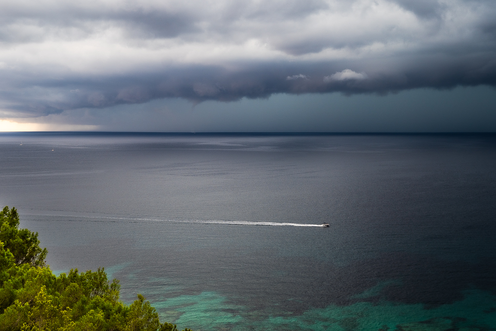 Arcus asociado a un bow echo que se desplazaba por el sur de Mallorca y que impactaría dejando precipitaciones muy fuertes de 40 a 50 mm en menos de una hora en la zona costera de Llucmajor, cerca de donde está situado el radar meteorológico de Mallorca. En un timelapse se pudo divisar vagamente la formación de 2 mangas marinas pero la luz no incidió de manera adecuada para captarlos en todo su esplendor
