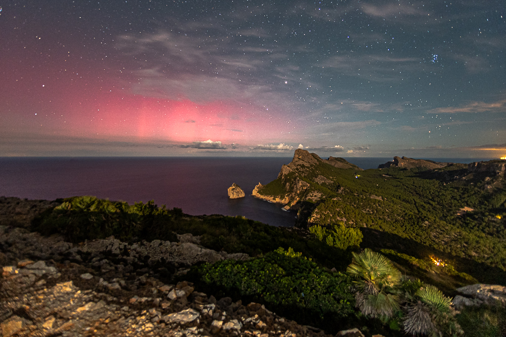 Cinco meses después se vuelve a repetir una tormenta solar de gran intensidad y nos regala estos cielos tan llamativos en latitudes tan bajas como en Mallorca. Algo que parecía imposible hace menos de 6 meses se vuelve a repetir casi con la misma intensidad. En el momento de la captura el índice kp podría haber estado en torno a 8.33... Una hora después subió a 8.67 y los pilares se vieron danzar incluso a simple vista. Esta vez el lugar escogido para intentar divisar las auroras fue la famosa península de Formentor en el NE de Mallorca.
