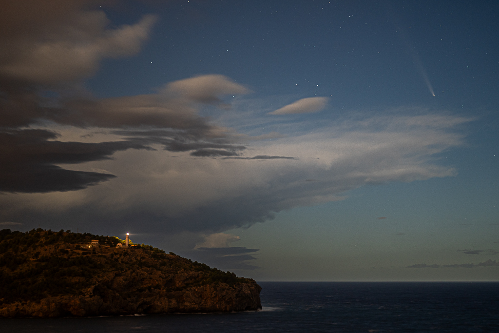 El cometa C/2023 A3 (Tsuchinshan–ATLAS) a mediados de octubre se dejó ver en todo su esplendor y dio juego para fotografiarlo poco después del atardecer. Esta tarde fue la última que salí a fotografiarlo y coincidió con la entrada por el SW de Mallorca de una línea de inestabilidad con algunas tormentas asociadas... llegué a divisar el resplandor debido a algún rayo pero la suerte no estuvo de mi lado y quedaron escondidos tras las montañas.
