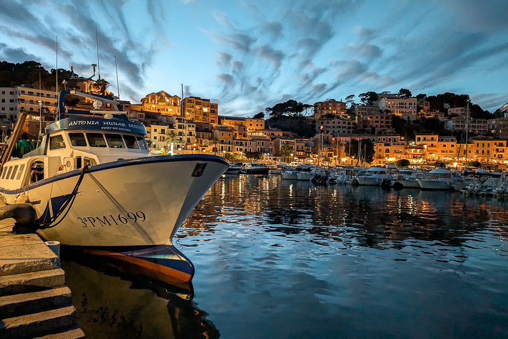 Cirros floccus muy vistos al atardecer en el Port de Sóller. Hice varias pruebas anteponiendo las gafas de sol polarizadas para resaltar las nubes aunque finalmente me oscurecían mucho la foto y me quedé con la opción "sin filtro".
