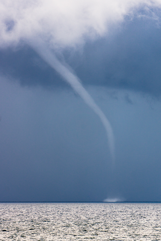 Manga marina formada en el seno de varias nubes convectivas formadas en una pequeña zona de convergencia de vientos en la zona de Capdepera. Duró un par de minutos y aunque se formaron algunas tubas no llegué a ver ninguna manga marina más.
