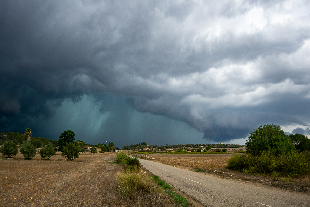 Fuerte tormenta en el interior de Mallorca iniciada principalmente por el calentamiento diurno y la convergencia de brisas aunque también es posible que tuviera algo de interacción con las fuertes tormentas que se formaron poco antes en la sierra de Tramuntana y que dejaron 40 a 90 mm en 1h y que concluyeron con un fatídico desenlace y el fallecimiento de 2 personas en el Torrent de Pareis fruto de una torrentada.
