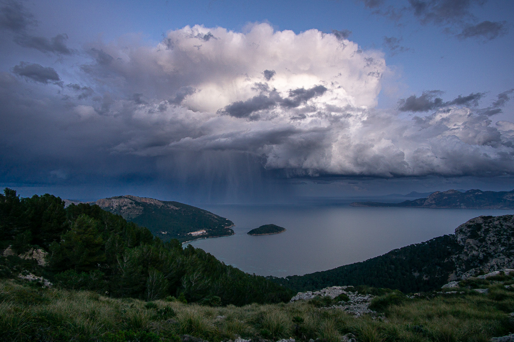 Esa célula que ya se dejaba Mallorca saliendo por la bahía de Pollença, dejó en su trayectoria algo de granizo pequeño al formarse por la zona de Inca y desplazarse hacia el NE. 
