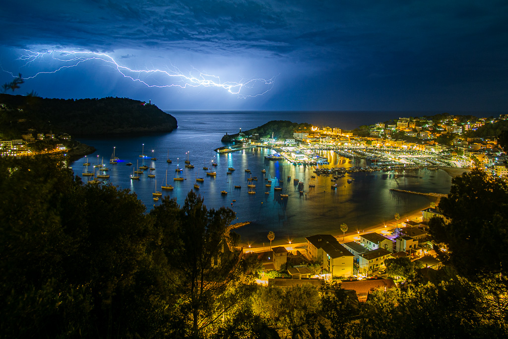 Varias tormentas con numeroso aparato eléctrico se mantuvieron al oeste de Mallorca durante la noche y aunque fueron desplazándose lentamente hacia el norte, siguiendo la línea de la sierra acababan por disiparse al llegar a la altura del puerto de Sóller (desde donde se hizo la foto). Recuerdo ver a través de una webcam que apuntaba a Dragonera, un continuo de rayos que pudo durar como 1h o más pero desafortunadamente al puerto llegó poco aparato eléctrico.
