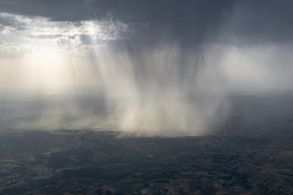 Cortina de lluvia captada en el vuelo Palma-Madrid. Tarde de convección profunda en algunas zonas de la península que debió esquivar muy bien el piloto y que solo me dejó captar esta cortina de precipitación que insinúa una especie de pequeño reventón.
