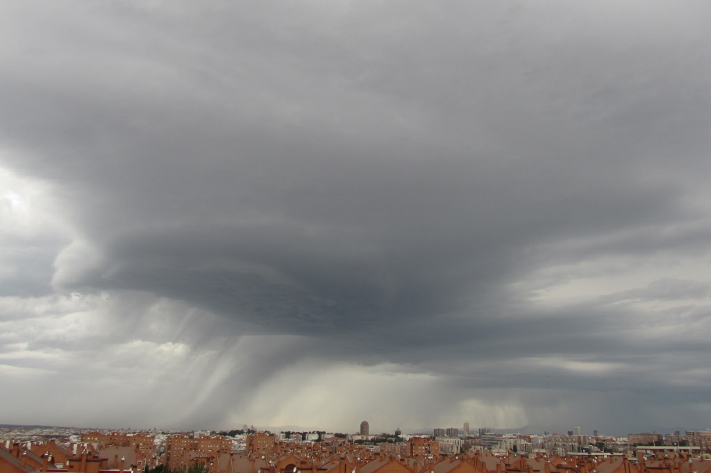 El Bicho
Tormenta pasando por Madrid capital con fuertes cortinas de precipitación
