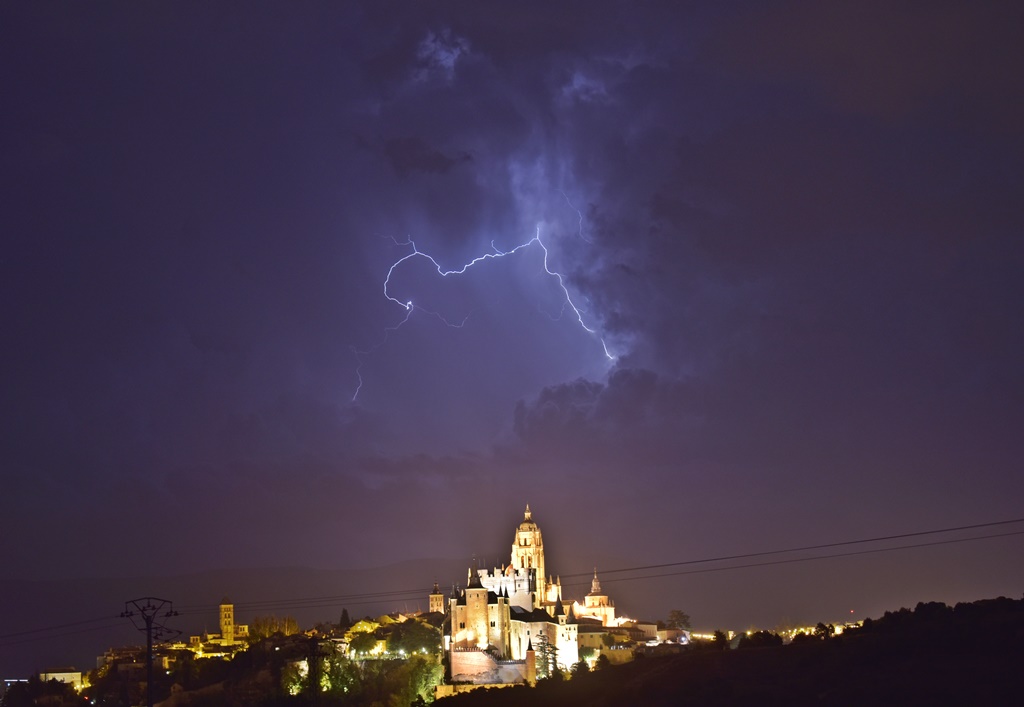 Telaraña eléctrica monumental
Relámpago sobre la ciudad monumental de Segovia la noche del 10 de Septiembre en un nuevo episodio de tormentas en España. 
