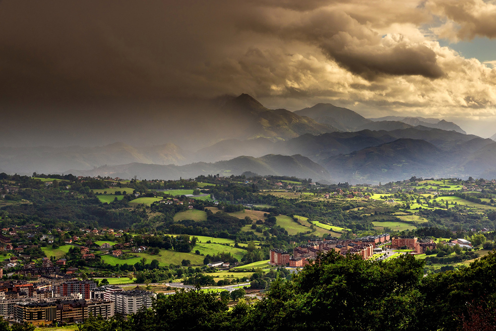 Se acerca el invirno
La lluvia y el Sol se combinan sobre el Monte Aramo en Oviedo, anunciando el próximo fin del verano
